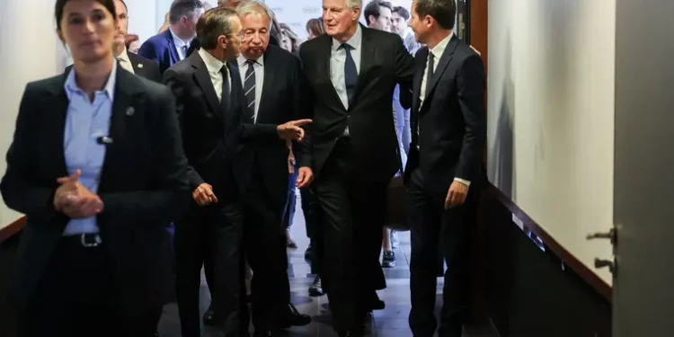 Au revoir, Barnier: Francia busca un nuevo rumbo