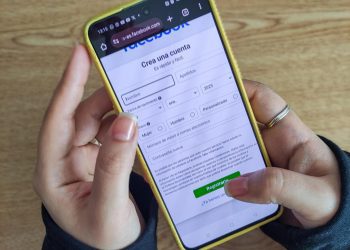 Smartphone usando app que utiliza tus datos