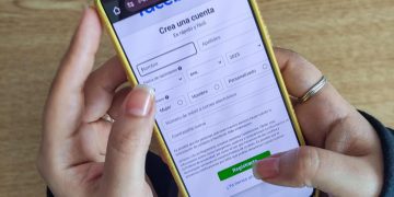 Smartphone usando app que utiliza tus datos