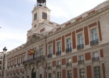 El Gobierno lleva a Ayuso al Tribunal Constitucional por negarse a colocar una placa sobre el franquismo en la Real Casa de Correos