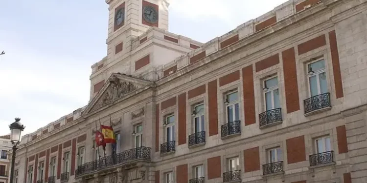 El Gobierno lleva a Ayuso al Tribunal Constitucional por negarse a colocar una placa sobre el franquismo en la Real Casa de Correos