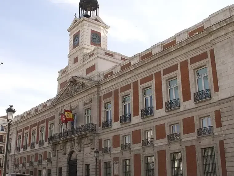 El Gobierno lleva a Ayuso al Tribunal Constitucional por negarse a colocar una placa sobre el franquismo en la Real Casa de Correos