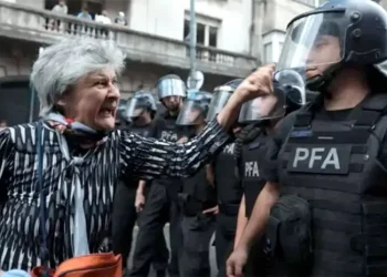El PCE condena la brutal represión en Argentina contra la protesta de pensionistas