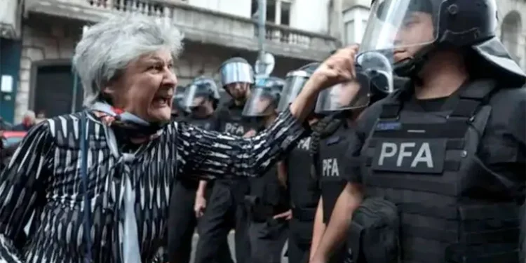 El PCE condena la brutal represión en Argentina contra la protesta de pensionistas