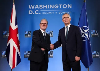 Foto del primer ministro británico Keir Starmer junto al anterior secretario general de la OTAN, Jens Stoltenberg, en una cumbre de esta organización