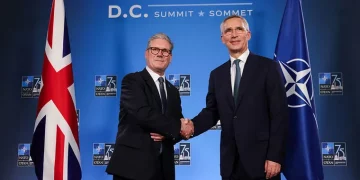 Foto del primer ministro británico Keir Starmer junto al anterior secretario general de la OTAN, Jens Stoltenberg, en una cumbre de esta organización