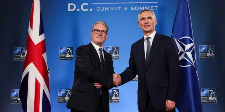 Foto del primer ministro británico Keir Starmer junto al anterior secretario general de la OTAN, Jens Stoltenberg, en una cumbre de esta organización