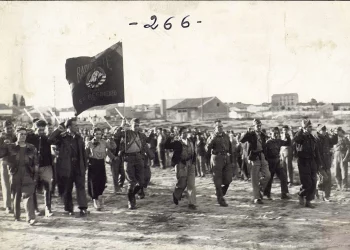 Desfile con Enrique Líster en Hortaleza en la entrega de una bandera de Radio Este al 5º Regimiento y formación del batallón Enrique Líster. Fuente: Ministerio de Cultura