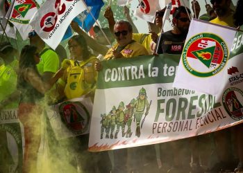 Bomberos forestales de Castilla-La Mancha se manifiestan en Toledo contra la precariedad laboral