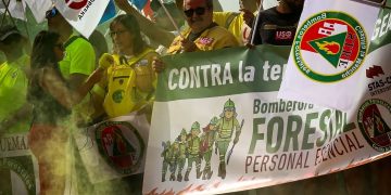 Bomberos forestales de Castilla-La Mancha se manifiestan en Toledo contra la precariedad laboral