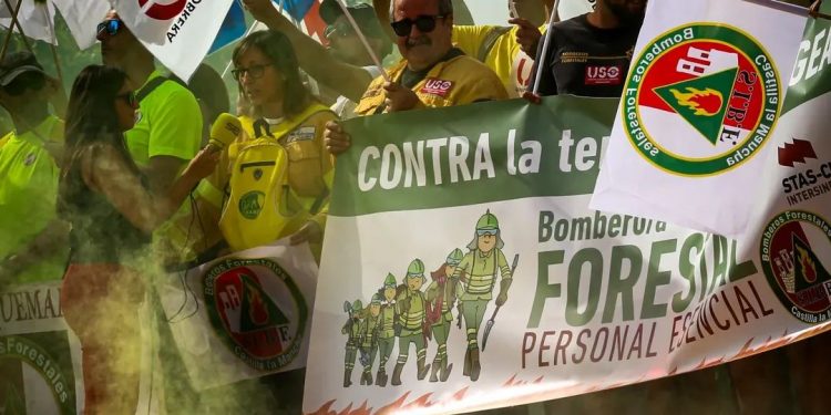 Bomberos forestales de Castilla-La Mancha se manifiestan en Toledo contra la precariedad laboral