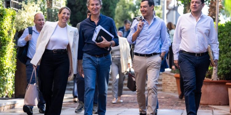 Feijóo endurece su discurso migratorio y promete expulsar a residentes legales por delitos leves reincidentes