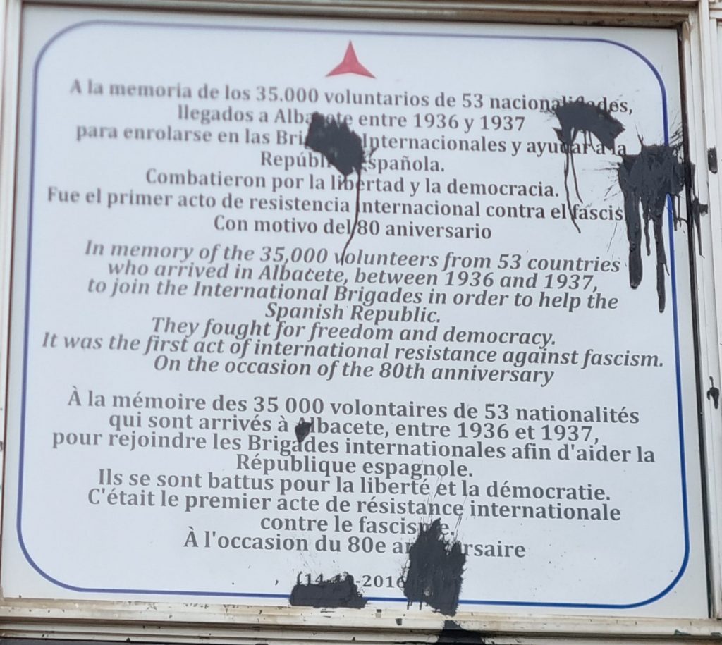 Placa en homenaje a las Brigadas Internacionales en Av. de la Estación, Albacete