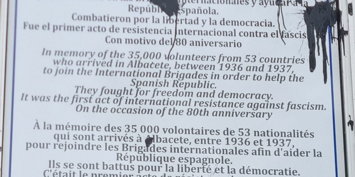 Placa en homenaje a las Brigadas Internacionales en Av. de la Estación, Albacete