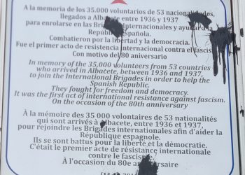 Placa en homenaje a las Brigadas Internacionales en Av. de la Estación, Albacete