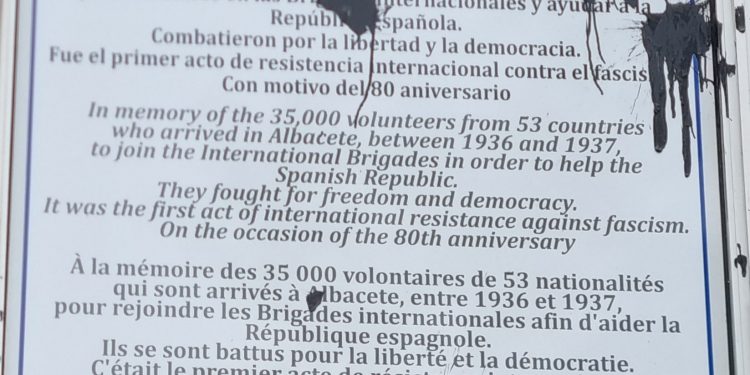 Placa en homenaje a las Brigadas Internacionales en Av. de la Estación, Albacete