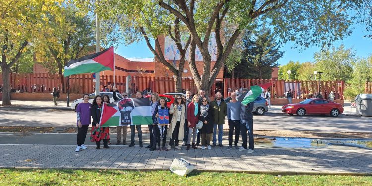 Docentes de Albacete continúan sus concentraciones rotatorias, esta vez en el IES Parque Lineal, por la paz en Gaza