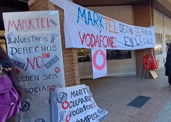 Los trabajadores de Marktel se concentran frente al centro de Albacete para denunciar que no es un ERE, es una estafa