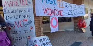 Los trabajadores de Marktel se concentran frente al centro de Albacete para denunciar que no es un ERE, es una estafa