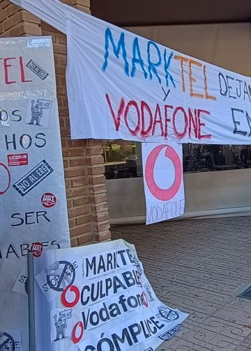Los trabajadores de Marktel se concentran frente al centro de Albacete para denunciar que no es un ERE, es una estafa