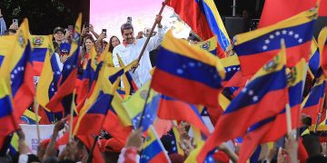 Maduro con bandera de Venezuela