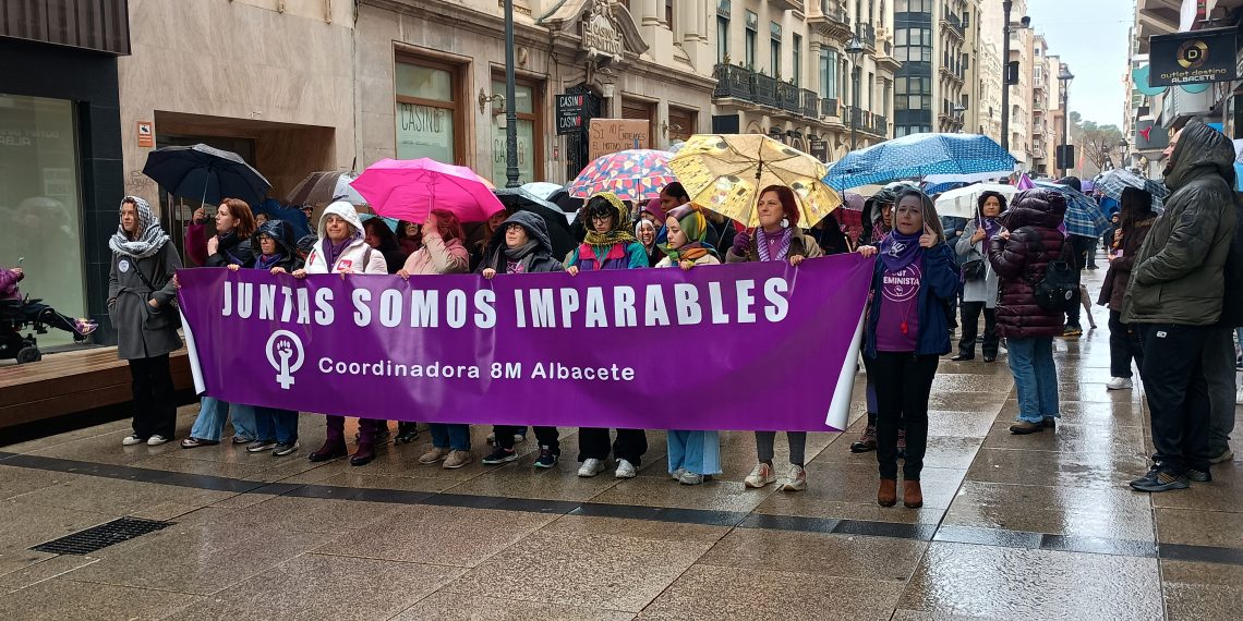 Albacete se moviliza por el 8M pese a la lluvia