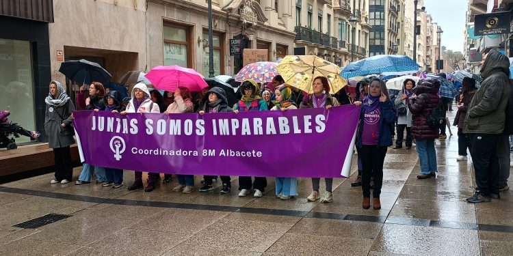 Albacete se moviliza por el 8M pese a la lluvia