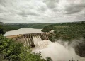 Salida sobrante de agua en un embalse a través de los aliviaderos | Foto de Rahul Pabolu en Unsplash