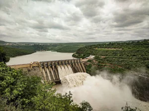 Salida sobrante de agua en un embalse a través de los aliviaderos | Foto de Rahul Pabolu en Unsplash