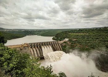 Salida sobrante de agua en un embalse a través de los aliviaderos | Foto de Rahul Pabolu en Unsplash