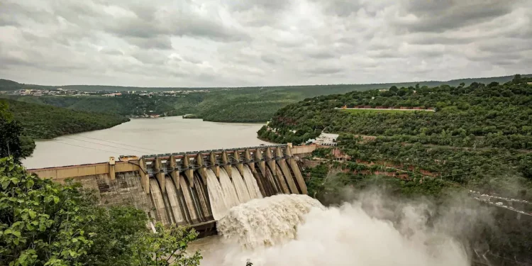 Salida sobrante de agua en un embalse a través de los aliviaderos | Foto de Rahul Pabolu en Unsplash