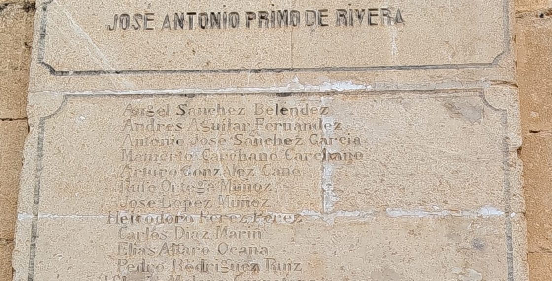 Retirada de placa franquista en Elche de la Sierra