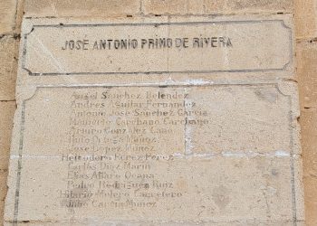 Retirada de placa franquista en Elche de la Sierra