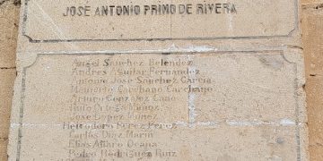 Retirada de placa franquista en Elche de la Sierra