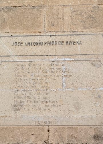 Retirada de placa franquista en Elche de la Sierra