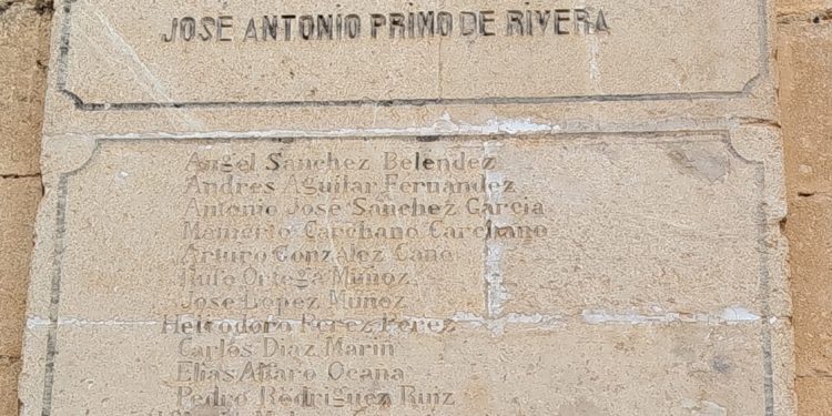 Retirada de placa franquista en Elche de la Sierra